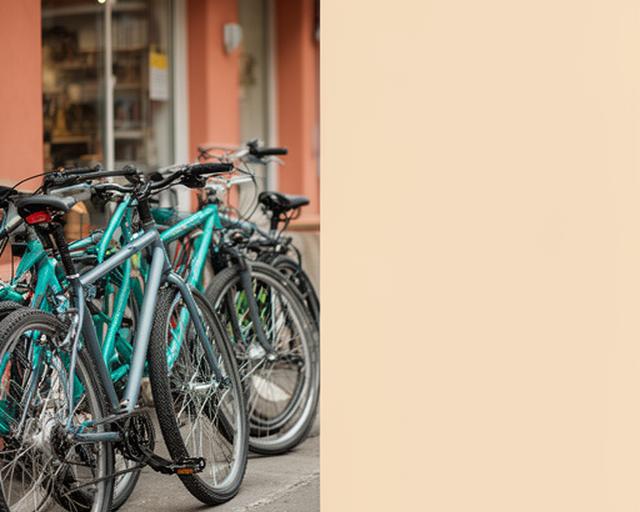 Bicicletas alinhadas junto à loja em Porto, com luz suave e um ambiente tranquilo
